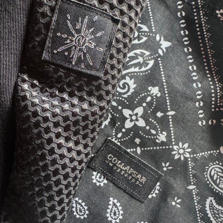 Broderie du logo sur les pièces Collapsar Workshop